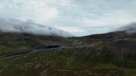 Vista-Aérea-De-La-Carretera-De-Montaña-En-Borgarfjordur,-Este-De-Islandia---Disparo-De-Drones