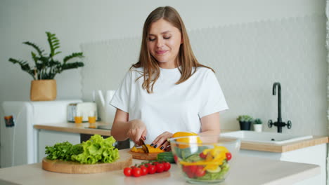 una mujer preparando una ensalada.