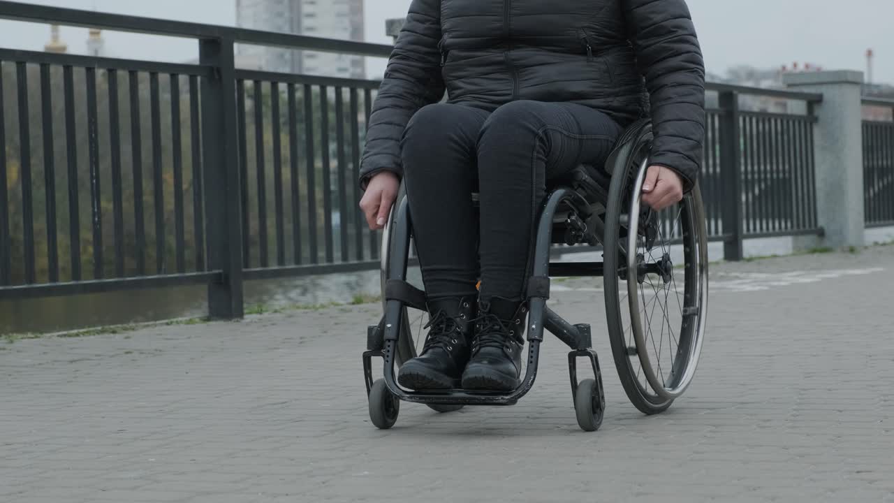 체어에 앉아 있는 여자가 밖으로 나가 있습니다.