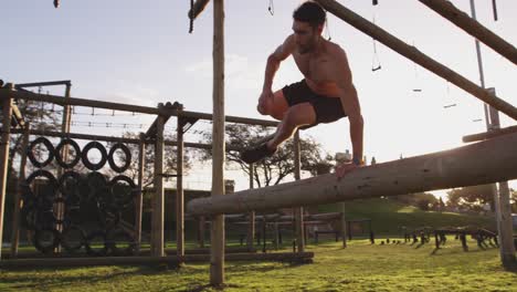 joven entrenando en un campamento de gimnasia al aire libre