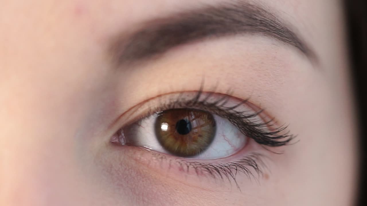 여자의 눈을 가까이