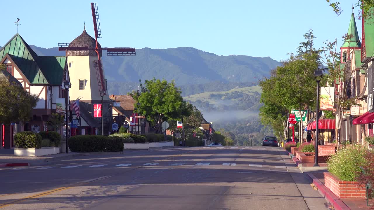 덴마크 풍차와 상점이 있는 기이한 덴마크 마을 솔방 캘리포니아의 메인 스트리트 설립