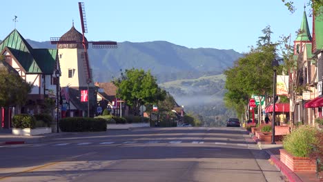 Establecimiento-De-La-Calle-Principal-De-La-Pintoresca-Ciudad-Danesa-De-Solvang-California-Con-Molino-De-Viento-Y-Tiendas-De-Dinamarca