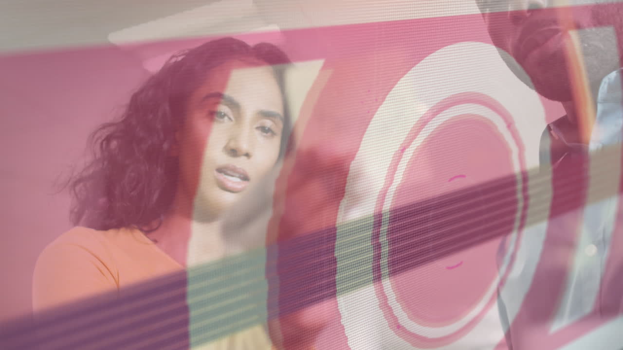 animación de texto de procesamiento de datos sobre diversas personas de negocios que trabajan en la oficina