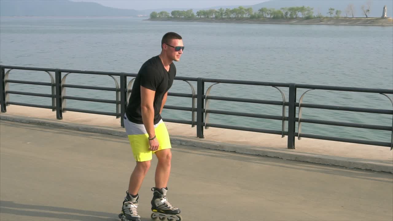 hombre patinando en el agua