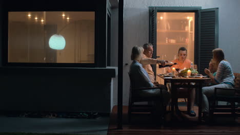 familia en vacaciones comiendo al aire libre