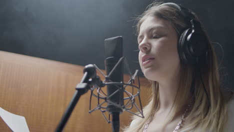 hermosa cantante que trabaja en un estudio de música
