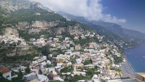 Panorama-Der-Riesigen-Stadt-Von-Der-Klippe-|-Positano,-Italien,-Malerischer-Sommer,-Klippenhang,-Immersiver-Reisetourismus,-Berghang,-Europa,-Wandern,-Wackelig,-4k