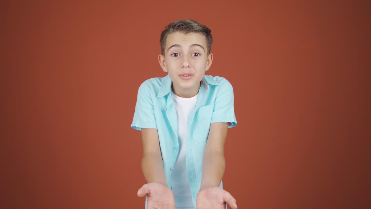 el chico dice "wow" a la cámara.