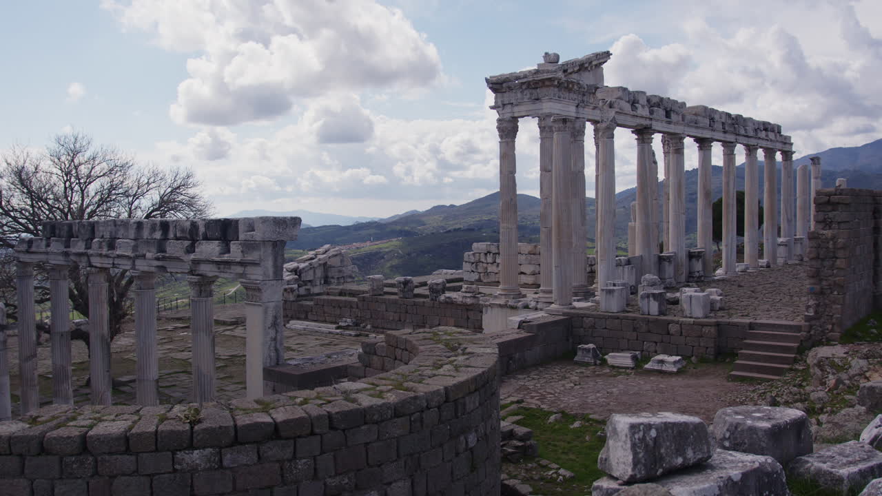 페르가무스 의 언덕 에 있는 트라야누스 성전 의 고대 기둥 들 의 넓은 사진