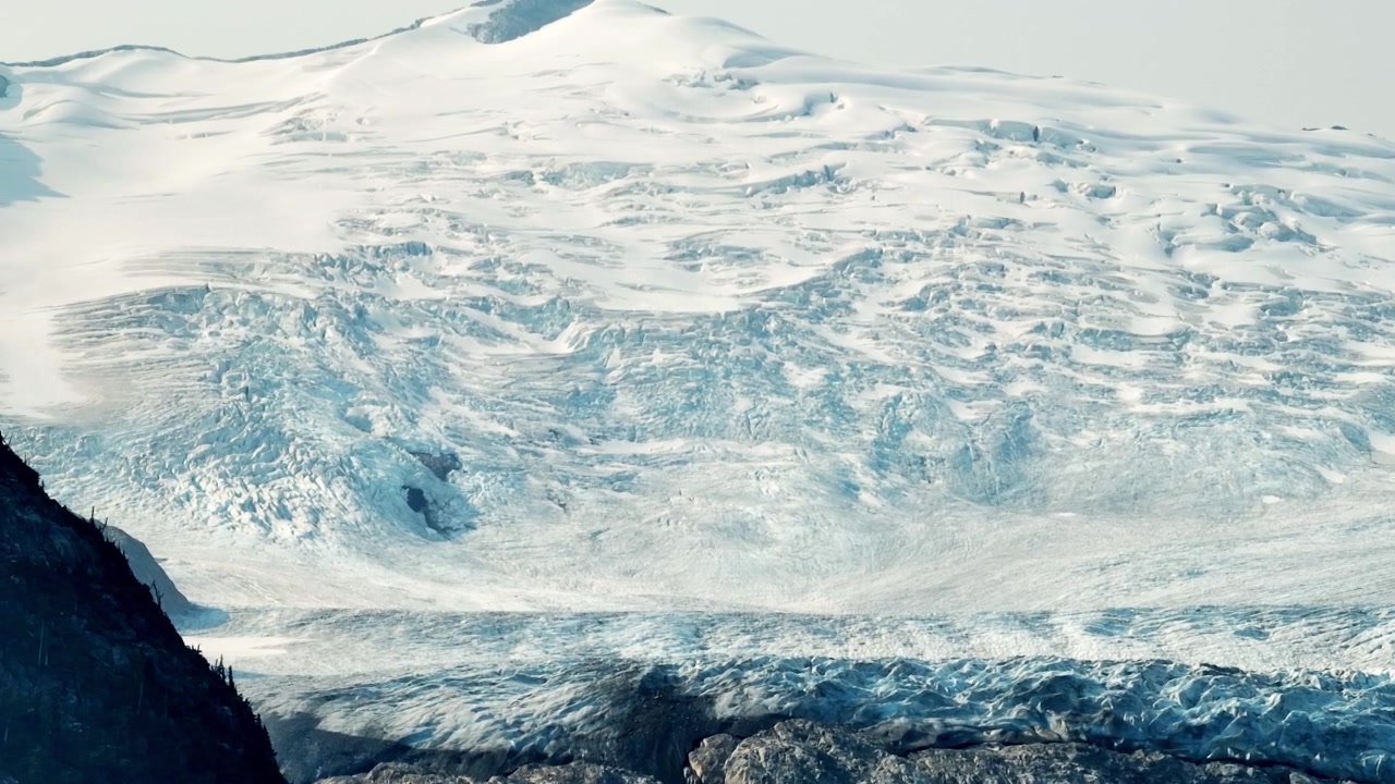 Montanha Ashlu coberta de neve em um dia ensolarado de inverno em Squamish, BC, Canadá. - Tomada panorâmica aérea.