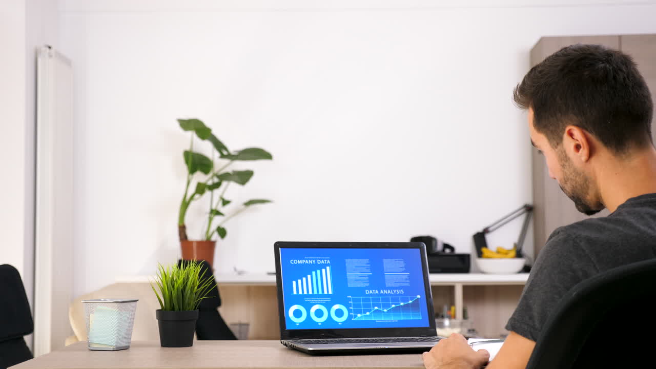 hombre trabajando en una computadora portátil