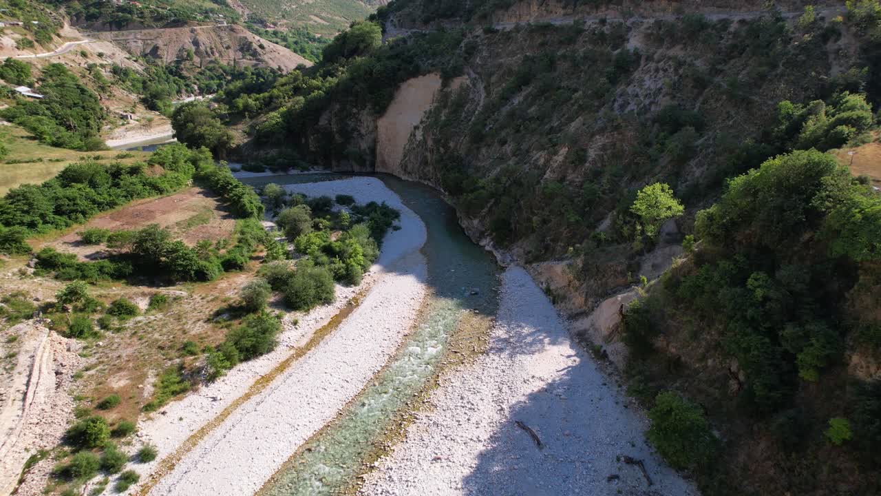 río salvaje de vjosa fluyendo a través de los acantilados de un hermoso valle en una zona montañosa remota en albania