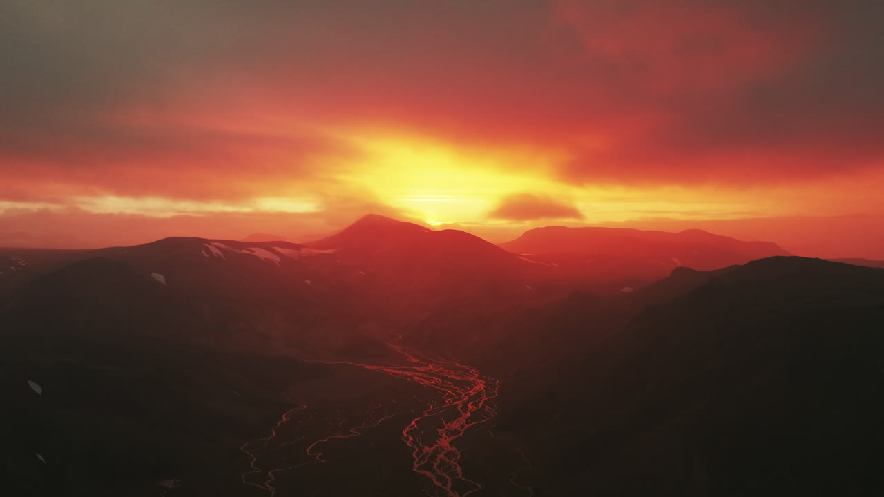 Allmähliche Rückwärts-Kamerafahrt über die Landmannalaugar Highlands während dramatischer