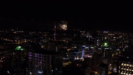 paisaje urbano por la noche con fuegos artificiales