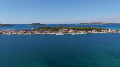 isla de krapanj y pueblo de brodarica vista aérea panorámica de la costa, puerto deportivo, casas y edificios isla de recolección de esponjas marinas, archipiélago de sibenik de dalmacia croacia