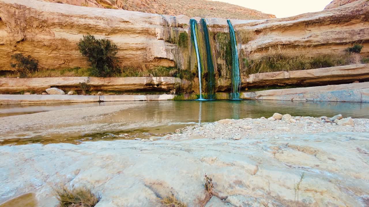 una cascada en el medio del desierto del sáhara argelia biskra