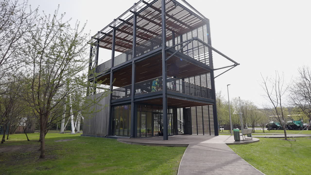 edificio de parque moderno de varios niveles