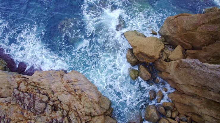 Plan drone en ascension près de la falaise en Espagne
