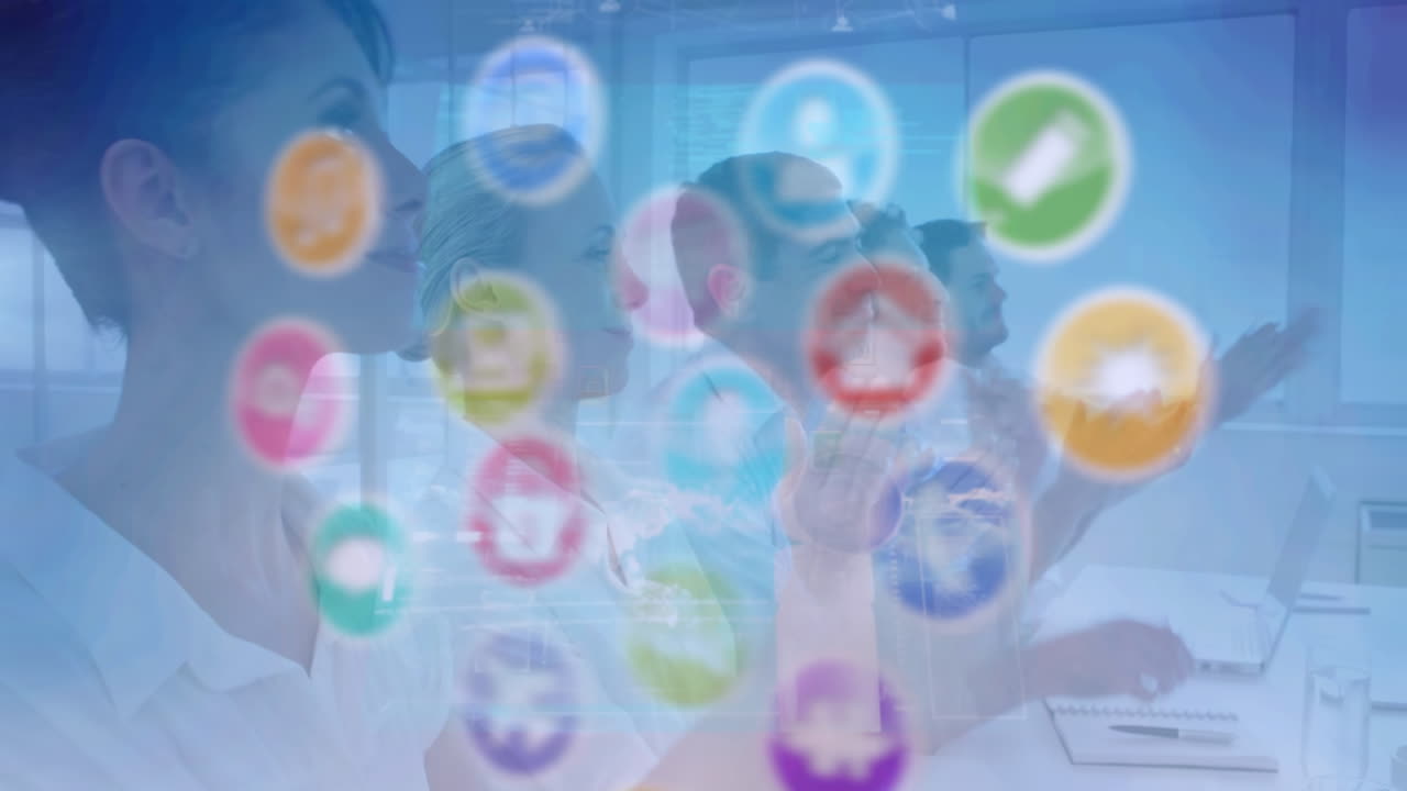 디지털 아이콘의 애니메이션과 사무실에서 일하는 다양한 동료에 대한 데이터 처리