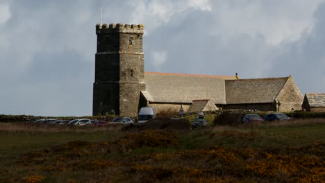 Weitwinkelaufnahme-Der-Kirche-St.-Materiana,-Tintagel,-Mit-Wolkenschatten,-Die-Sich-über-Die-Dachlinie-Bewegt