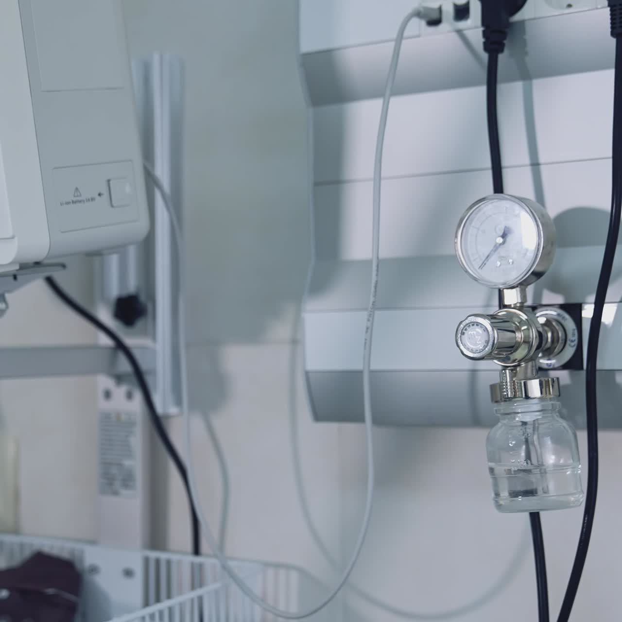 Stanza vuota di terapia intensiva. Moderno reparto di rianimazione in un nuovo ospedale