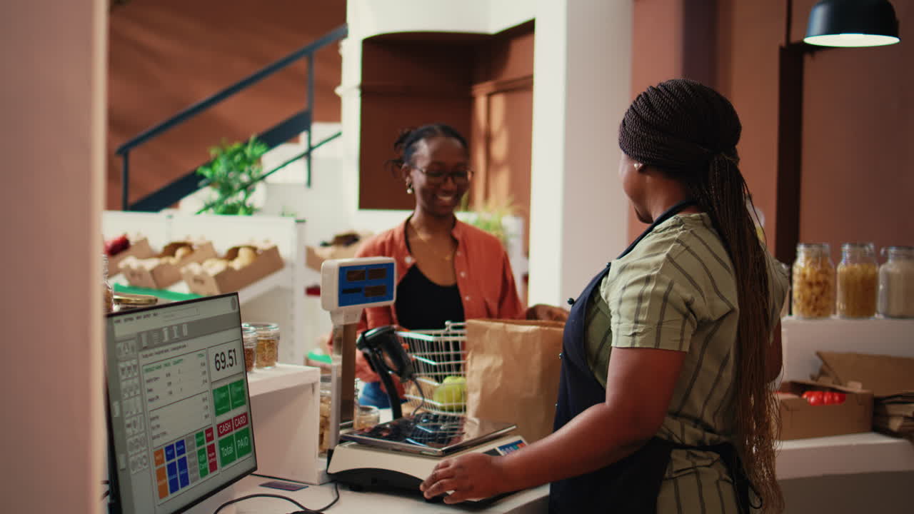 almacenista que utiliza una balanza para pesar todos los productos para el cliente