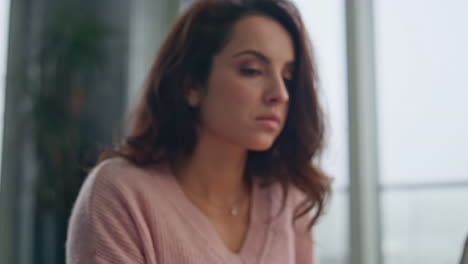 manos de contable escribiendo cuaderno en el lugar de trabajo ligero primer plano. mujer haciendo notas