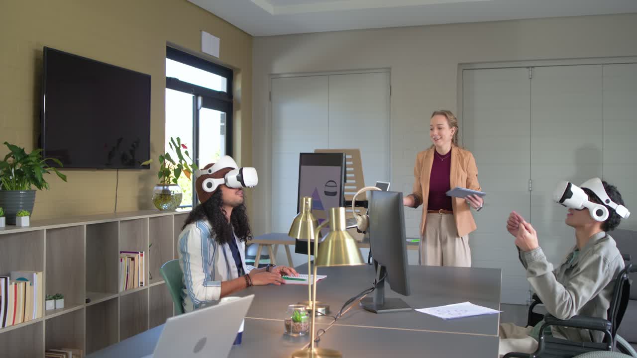Разные сотрудники, получившие приглашение на VR-демонстрацию, надевают гарнитуры и исследуют пирамиду в офисе