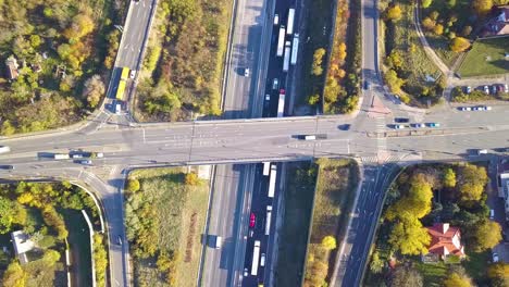 Carretera-Número-7-Que-Pasa-Por-Encima-De-La-Concurrida-Autopista-M0-De-Varios-Carriles-En-Hungría