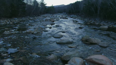 Luftaufnahme-Rückwärts-Den-Fluss-Hinunter-Am-Frühen-Morgen-Winter-Ostzweig-Pemigewasset-River-Loon-Mountain-Resort-Kalt-New-Hampshire