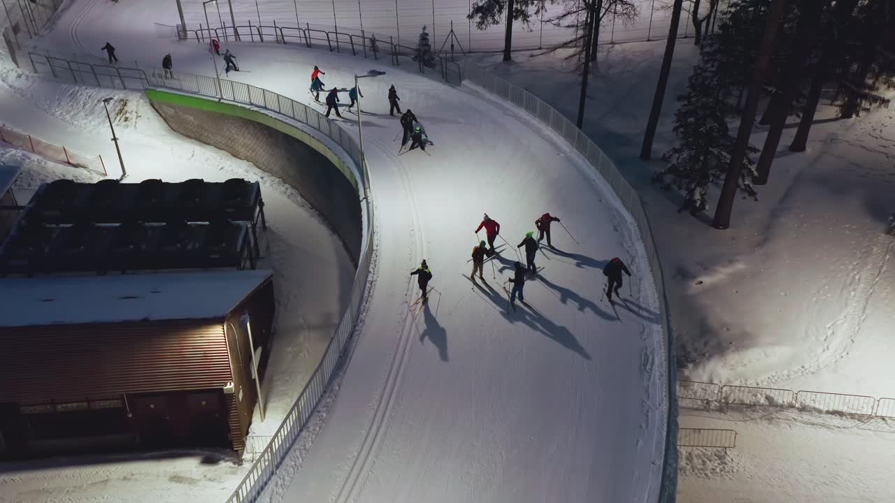 폴란드 자코파네 트랙의 야간 크로스컨트리 스키