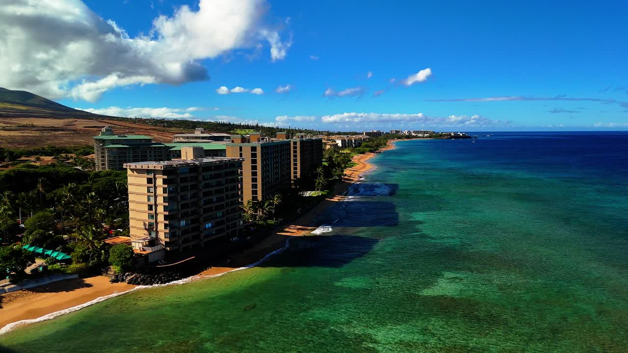 aventura aérea: los resorts panorámicos de maui capturados por un avión no tripulado
