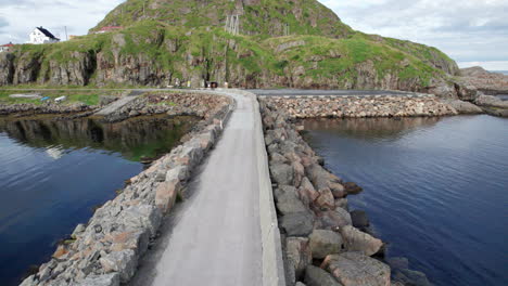 toma aérea baja de un rompeolas en nyksund, durante el verano en escandinavia, antiguo pueblo de pescadores
