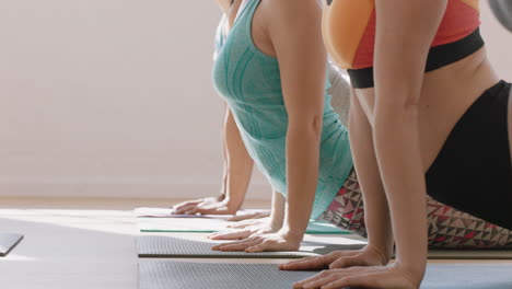 Yoga-Kurs-Junger-Multiethnischer-Menschen-Praktiziert-Die-Kobra-Pose-Und-Genießt-Einen-Gesunden-Lebensstil,-Indem-Sie-In-Der-Fitness-Studio-Meditation-Die-Nach-Unten-Gerichtete-Hundehaltung-Ausüben
