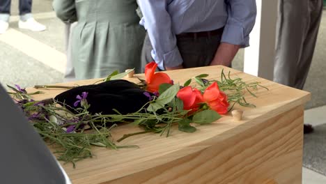 captura de pantalla de un ataúd funerario en un coche fúnebre o capilla o entierro en el cementerio