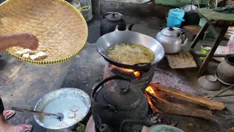 El-Proceso-De-Cocinar-Alimentos-Fritos-Como-Tofu,-Tempeh-En-Una-Sartén-Tradicional-Y-Una-Estufa-Usando-Carbones-Y-Una-Estufa-3