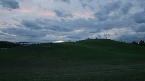 Wolken-Und-Menschen-Ziehen-Hinter-Einer-Deponie-über-Den-Himmel-Sky