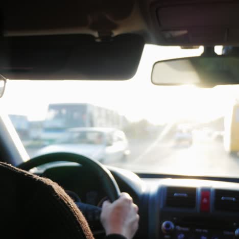 Mann-Fährt-Auto-Die-Autobahn-Entlang-Die-Untergehende-Sonne-Scheint-In-Die-Windschutzscheibe