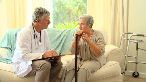 Médico-Consultando-Con-Una-Paciente-Madura