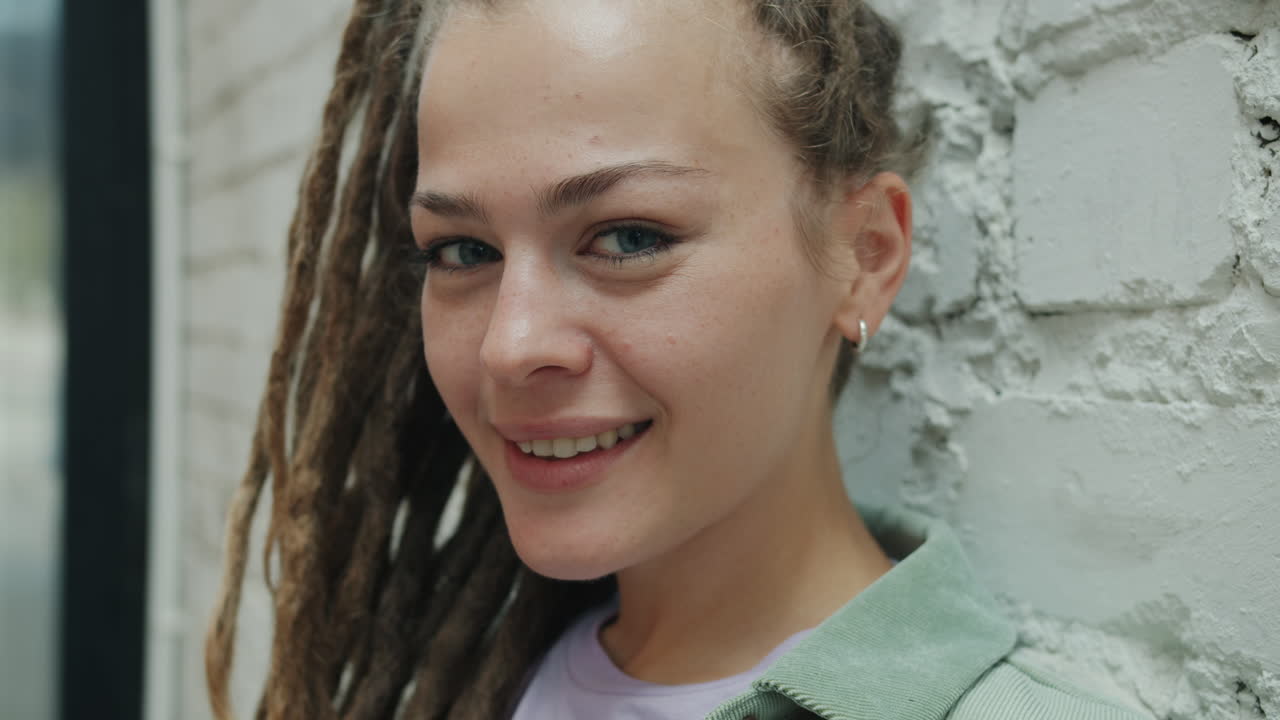 retrato de una mujer con dreadlocks