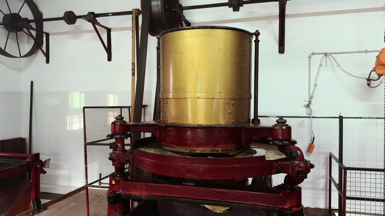 Máquina procesadora de té dentro de una fábrica industrial en São Miguel, Azores.