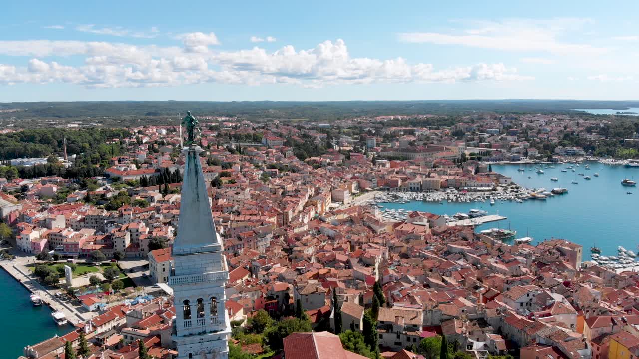 유럽 교회 개념 - 크로아티아 로비니에 있는 가톨릭 종교 건물