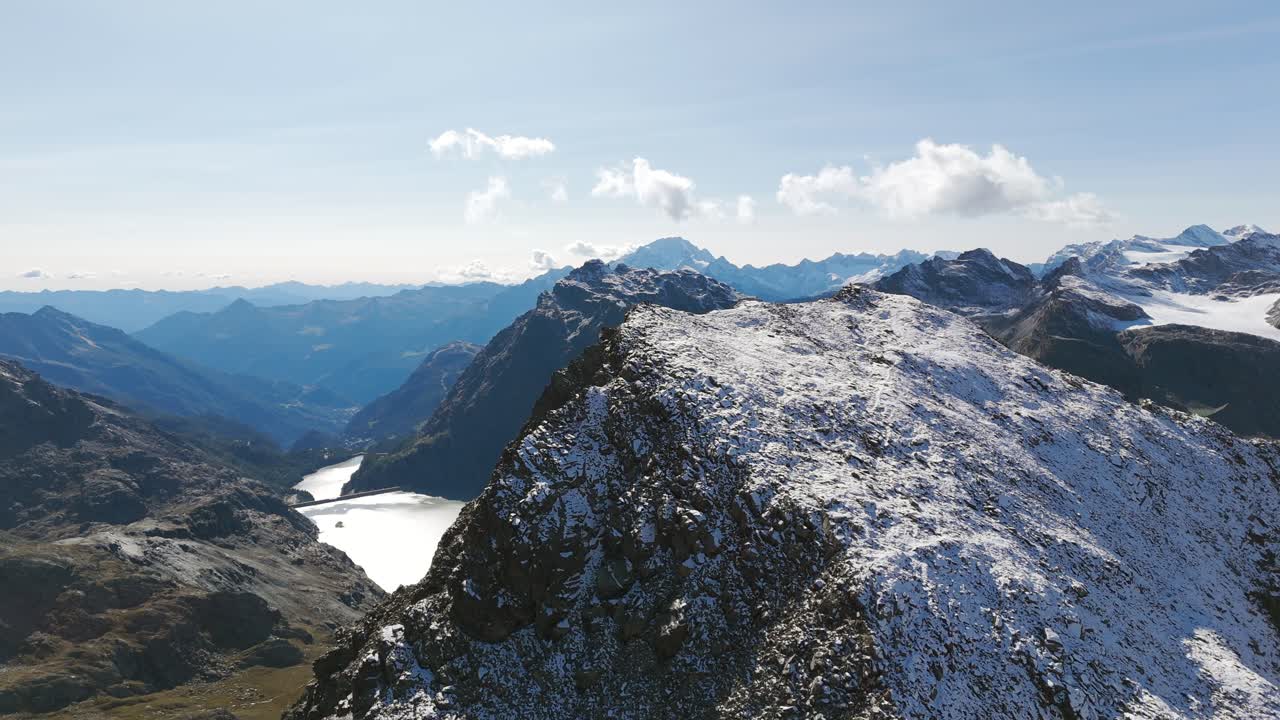 vista aérea de la cima fontana en el valle de campo moro, lanzada, provincia de sondrio, lombardía, italia