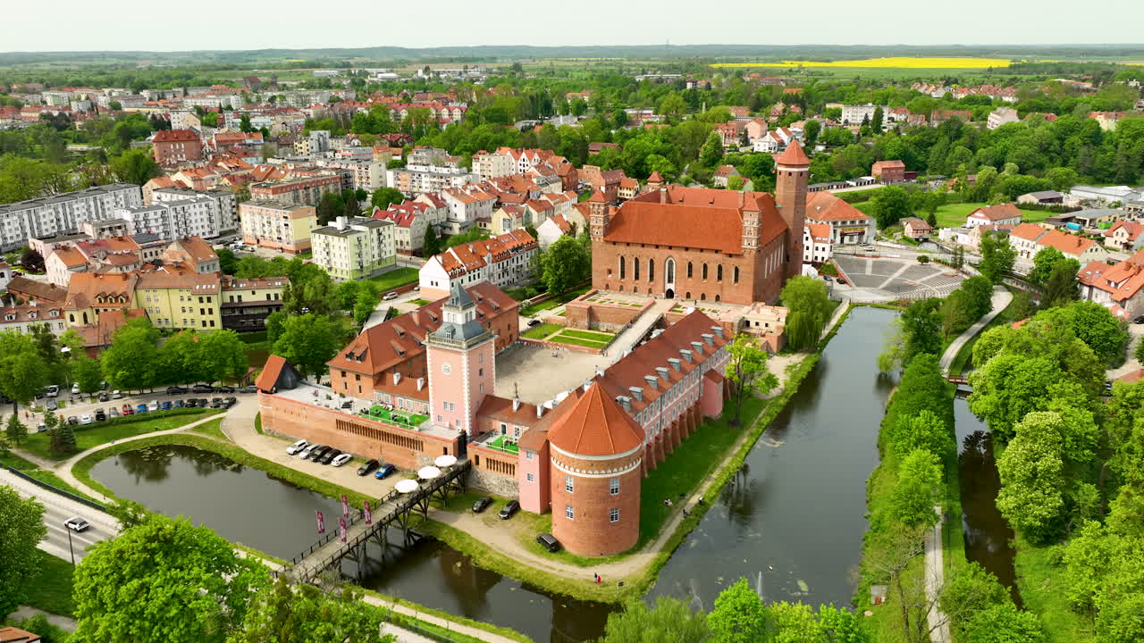 도시를 둘러싼 을 포함하는 더 넓은 관점, lidzbark warmiński 내의 성의 두드러진 위치와 도시 및 자연 풍경의 통합을 강조합니다.