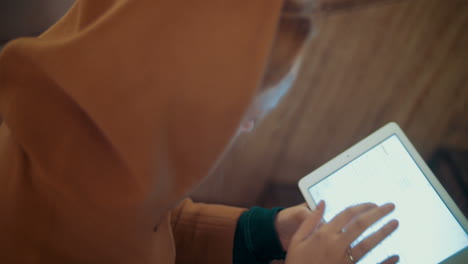 Woman-with-pad-chatting-on-the-move