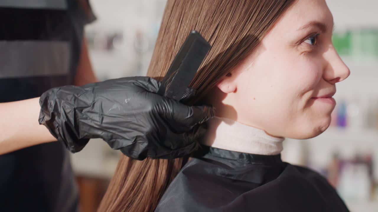 sesión de asesoramiento de belleza, mujer caucásica recibiendo consejos de estilismo personalizados en un salón, clienta elegante y estilista participando en una consulta capilar detallada en un salón de belleza