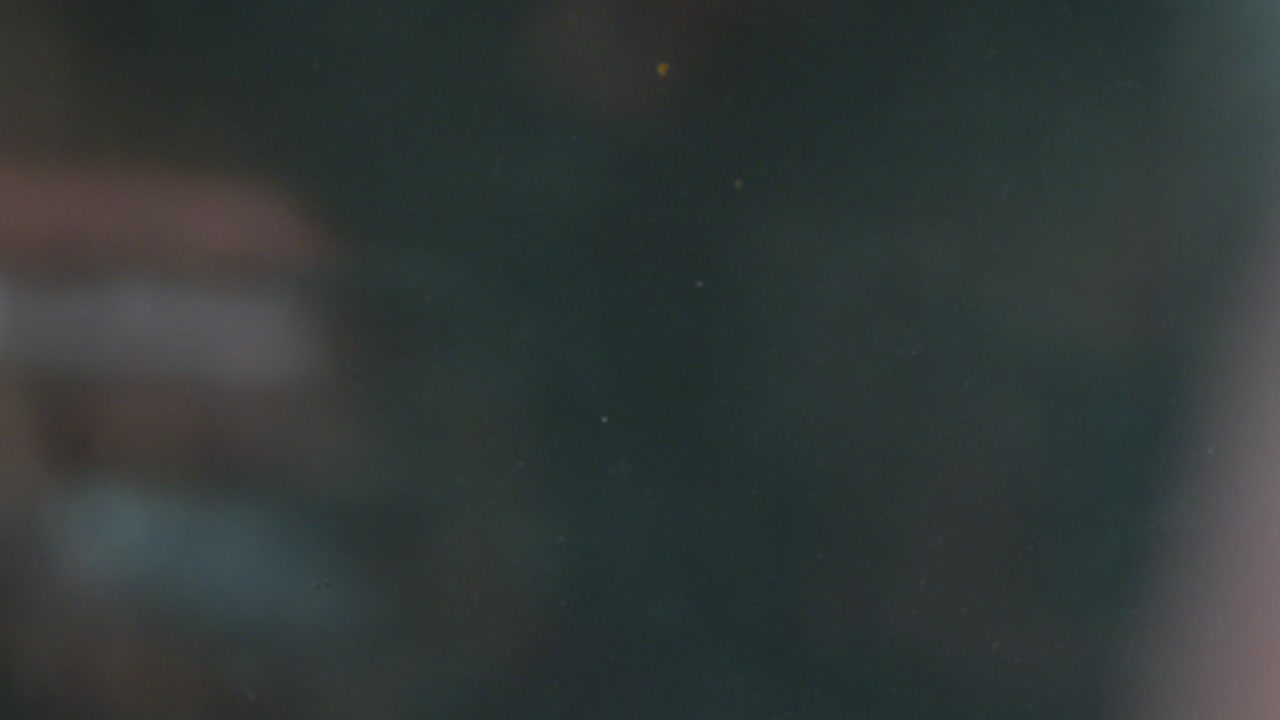 las rocas están cayendo al agua