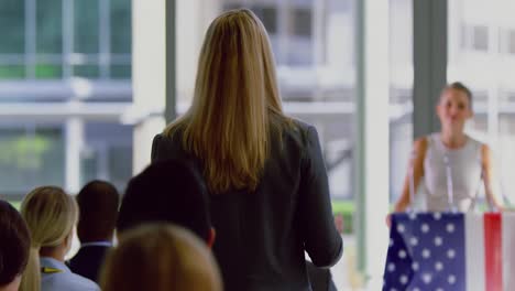 Mujer-De-Negocios-Interactuando-Con-Oradora-En-Una-Campaña-Política-4k