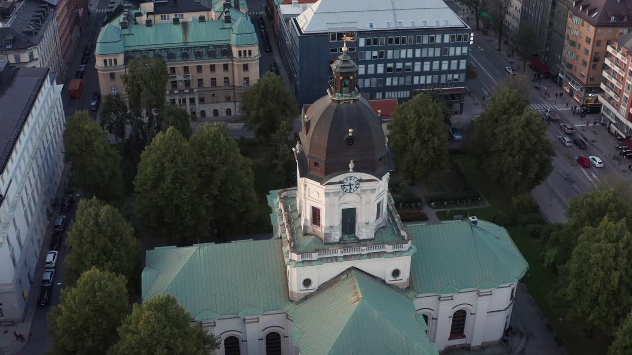 fotografía de avión no tripulado de la iglesia de adolf fredriks en estocolmo, suecia durante la puesta de sol a finales del verano
